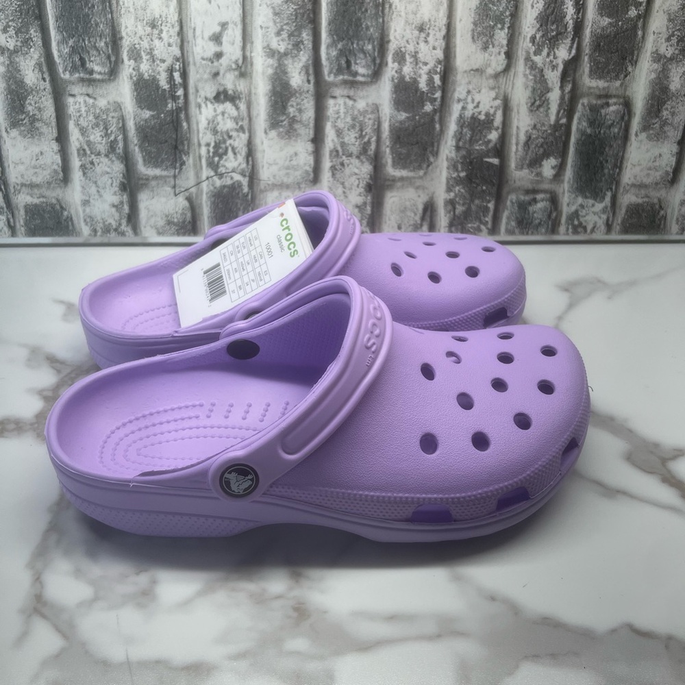 Crocs Classic Men's size 6/Women's 8 Purple Clog Sandals